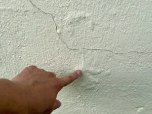 外壁にクラックが入っている様子