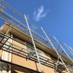 戸建ての外壁塗装で足場を組んだ様子