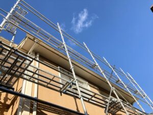 戸建ての外壁塗装で足場を組んだ様子