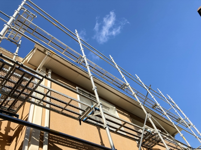 戸建ての外壁塗装で足場を組んだ様子