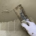 モルタルで外壁下地を塗る様子