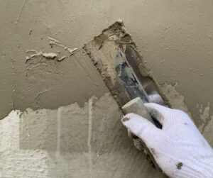 モルタルで外壁下地を塗る様子